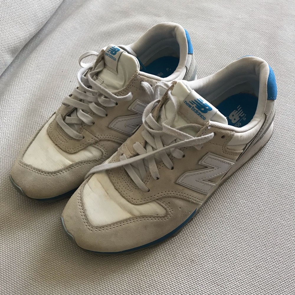 New Balance women’s Beige White blue Sneakers
